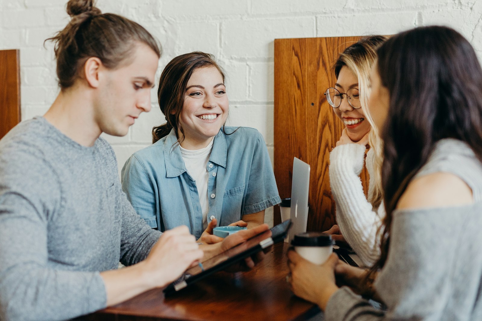 Un groupe de lecteurs réunis autour d'une table, souriants